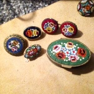 Small vintage pill box with 3 brooches and a pair of clip on earrings
